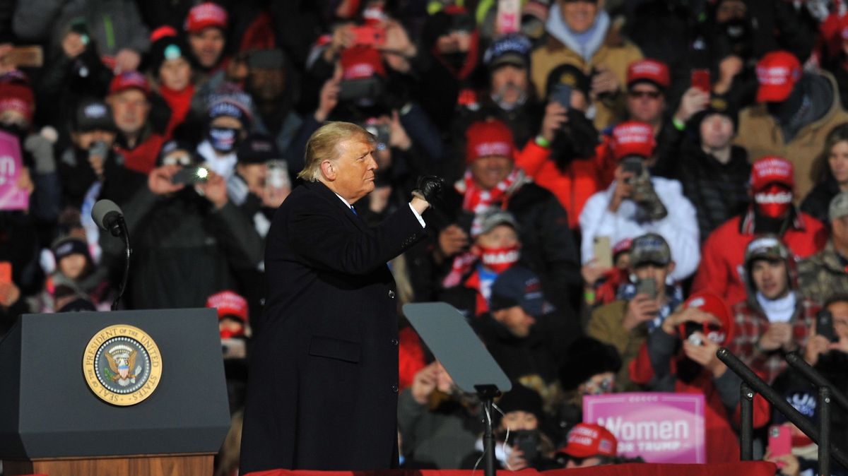 Trump odletěl, ale jeho fanoušci v chladu uvázli na mítinku a bloudili